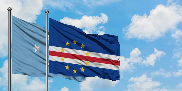 Micronesia y la bandera de Cabo Verde ondeando en el viento contra el cielo azul nublado blanco juntos. Concepto diplomático, relaciones internacionales . — Foto de Stock