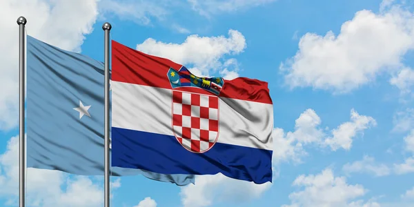 Bandera de Micronesia y Croacia ondeando en el viento contra el cielo azul nublado blanco juntos. Concepto diplomático, relaciones internacionales . — Foto de Stock