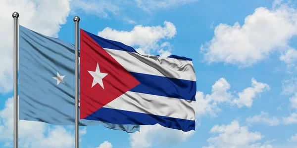 Micronesia y la bandera de Cuba ondeando en el viento contra el cielo azul nublado blanco juntos. Concepto diplomático, relaciones internacionales . — Foto de Stock