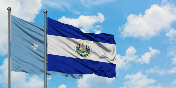 Micronésia e bandeira de El Salvador agitando no vento contra o céu azul nublado branco juntos. Conceito de diplomacia, relações internacionais . — Fotografia de Stock