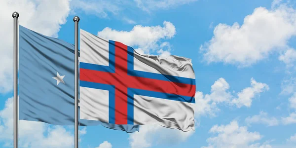 Мікронезія і Фарерські острови прапор розмахуючи на вітрі від білого хмарного синього неба разом. Концепція дипломатії, міжнародні відносини. — стокове фото