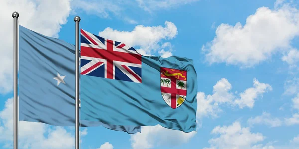 密克罗尼西亚和斐济国旗在风中飘扬，与白云蓝天相联。外交概念、国际关系. — 图库照片