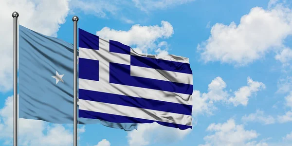 Micronesia e Grecia sventolano bandiera nel vento contro bianco cielo blu nuvoloso insieme. Concetto di diplomazia, relazioni internazionali . — Foto Stock