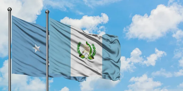 Mikronezya ve Guatemala bayrağı birlikte beyaz bulutlu mavi gökyüzüne karşı rüzgarda sallayarak. Diplomasi kavramı, uluslararası ilişkiler. — Stok fotoğraf