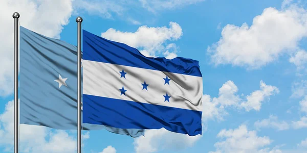 Mikronezya ve Honduras bayrağı birlikte beyaz bulutlu mavi gökyüzüne karşı rüzgarda sallayarak. Diplomasi kavramı, uluslararası ilişkiler. — Stok fotoğraf