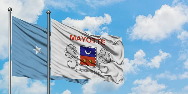 Micronésie et le drapeau de Mayotte agitant dans le vent contre ciel bleu nuageux blanc ensemble. Concept de diplomatie, relations internationales . — Photo