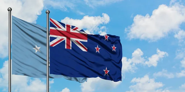密克罗尼西亚和新西兰国旗在风中飘扬，与白云蓝天相联。外交概念、国际关系. — 图库照片
