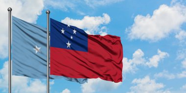 Mikronezya ve Samoa bayrağı birlikte beyaz bulutlu mavi gökyüzüne karşı rüzgarda sallayarak. Diplomasi kavramı, uluslararası ilişkiler.