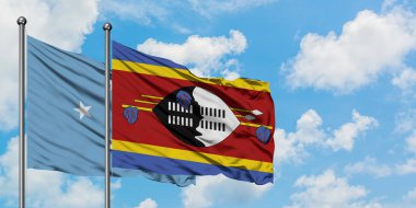 Mikronezya ve Svaziland bayrağı birlikte beyaz bulutlu mavi gökyüzüne karşı rüzgarda sallayarak. Diplomasi kavramı, uluslararası ilişkiler.