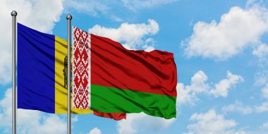Moldova ve Beyaz Rusya bayrağı birlikte beyaz bulutlu mavi gökyüzüne karşı rüzgarda sallayarak. Diplomasi kavramı, uluslararası ilişkiler.