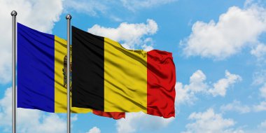 Moldova ve Belçika bayrağı birlikte beyaz bulutlu mavi gökyüzüne karşı rüzgarsal sallayarak. Diplomasi kavramı, uluslararası ilişkiler.