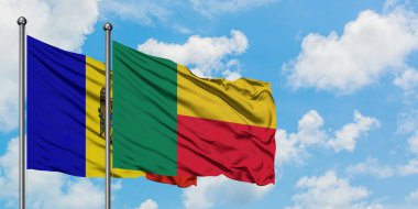 Moldova ve Benin bayrağı birlikte beyaz bulutlu mavi gökyüzüne karşı rüzgarda sallayarak. Diplomasi kavramı, uluslararası ilişkiler.