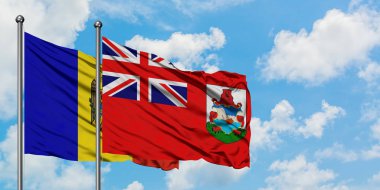 Moldova ve Bermuda bayrağı birlikte beyaz bulutlu mavi gökyüzüne karşı rüzgarda sallayarak. Diplomasi kavramı, uluslararası ilişkiler.