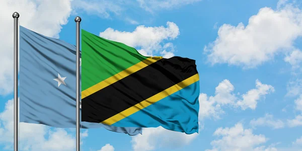 Флаг Микронезии и Танзании размахивает ветром против белого облачно-голубого неба вместе. Концепция дипломатии, международные отношения . — стоковое фото