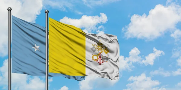 密克罗尼西亚和梵蒂冈城旗在风中飘扬，与白云蓝天相联。外交概念、国际关系. — 图库照片