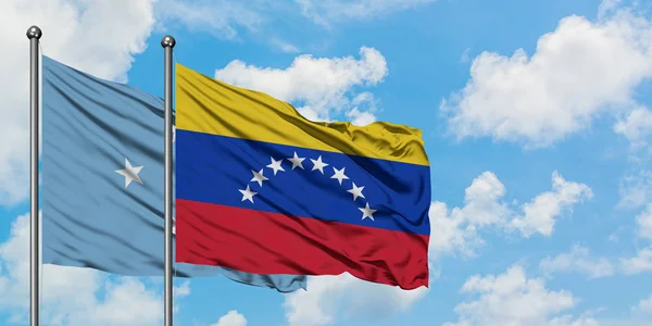 Mikronezja i Wenezuela flaga machając w wiatr przed białym zachmurzone błękitne niebo razem. Koncepcja dyplomacji, stosunki międzynarodowe. — Zdjęcie stockowe