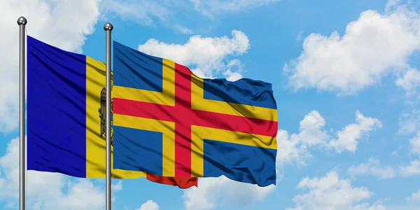 摩尔多瓦和阿兰群岛的国旗在风中飘扬，白云蓝天相聚。外交概念、国际关系. — 图库照片