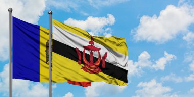 Moldova ve Brunei bayrağı birlikte beyaz bulutlu mavi gökyüzüne karşı rüzgarda sallayarak. Diplomasi kavramı, uluslararası ilişkiler.
