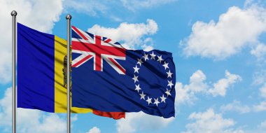 Moldova ve Cook Adaları bayrağı birlikte beyaz bulutlu mavi gökyüzüne karşı rüzgarsal sallayarak. Diplomasi kavramı, uluslararası ilişkiler.