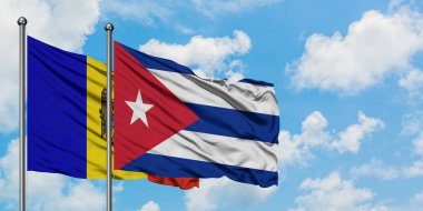 Moldova ve Küba bayrağı birlikte beyaz bulutlu mavi gökyüzüne karşı rüzgarda sallayarak. Diplomasi kavramı, uluslararası ilişkiler.