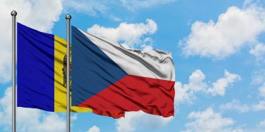 Moldova ve Çek Cumhuriyeti bayrağı birlikte beyaz bulutlu mavi gökyüzüne karşı rüzgarsal sallayarak. Diplomasi kavramı, uluslararası ilişkiler.