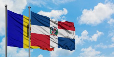 Moldova ve Dominik Cumhuriyeti bayrağı birlikte beyaz bulutlu mavi gökyüzüne karşı rüzgarsal sallayarak. Diplomasi kavramı, uluslararası ilişkiler.