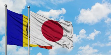 Moldova ve Japonya bayrağı birlikte beyaz bulutlu mavi gökyüzüne karşı rüzgarda sallayarak. Diplomasi kavramı, uluslararası ilişkiler.