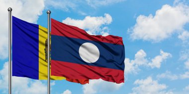 Moldova ve Laos bayrağı birlikte beyaz bulutlu mavi gökyüzüne karşı rüzgarda sallayarak. Diplomasi kavramı, uluslararası ilişkiler.