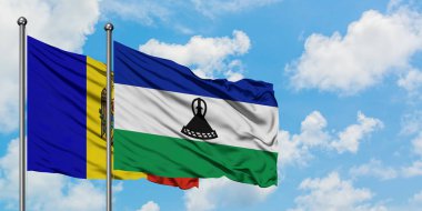Moldova ve Lesotho bayrağı birlikte beyaz bulutlu mavi gökyüzüne karşı rüzgarda sallayarak. Diplomasi kavramı, uluslararası ilişkiler.