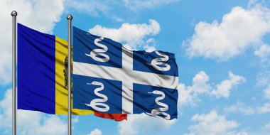 Moldova ve Martinik bayrağı birlikte beyaz bulutlu mavi gökyüzüne karşı rüzgarda sallayarak. Diplomasi kavramı, uluslararası ilişkiler.