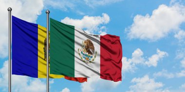 Moldova ve Meksika bayrağı birlikte beyaz bulutlu mavi gökyüzüne karşı rüzgarda sallayarak. Diplomasi kavramı, uluslararası ilişkiler.