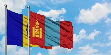 Moldova ve Moğolistan bayrağı birlikte beyaz bulutlu mavi gökyüzüne karşı rüzgarsal sallayarak. Diplomasi kavramı, uluslararası ilişkiler.