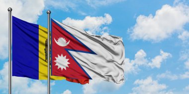 Moldova ve Nepal bayrağı birlikte beyaz bulutlu mavi gökyüzüne karşı rüzgarda sallayarak. Diplomasi kavramı, uluslararası ilişkiler.