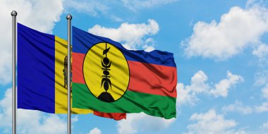 Moldova ve Yeni Kaledonya bayrağı birlikte beyaz bulutlu mavi gökyüzüne karşı rüzgarda sallayarak. Diplomasi kavramı, uluslararası ilişkiler.