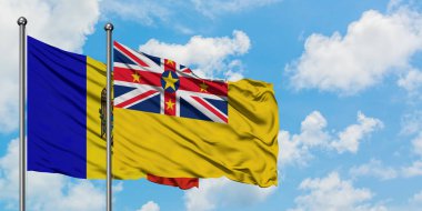 Moldova ve Niue bayrağı birlikte beyaz bulutlu mavi gökyüzüne karşı rüzgarda sallayarak. Diplomasi kavramı, uluslararası ilişkiler.