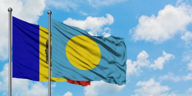 Moldova ve Palau bayrağı birlikte beyaz bulutlu mavi gökyüzüne karşı rüzgarda sallayarak. Diplomasi kavramı, uluslararası ilişkiler.