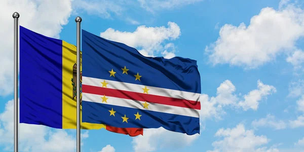 Bandera de Moldavia y Cabo Verde ondeando en el viento contra el cielo azul nublado blanco juntos. Concepto diplomático, relaciones internacionales . — Foto de Stock
