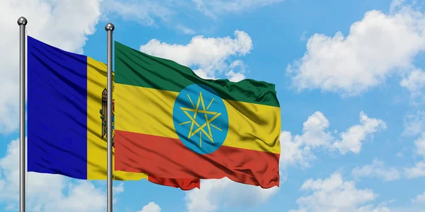 Молдова і Ефіопія прапор розмахував вітром проти білого хмарного синього неба разом. Концепція дипломатії, міжнародні відносини. — стокове фото
