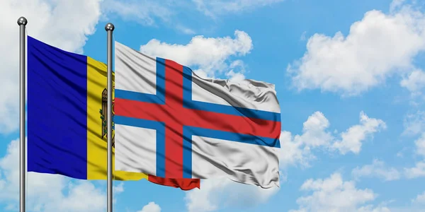 摩尔多瓦和法罗群岛国旗在风中飘扬，与白云蓝天相一起。外交概念、国际关系. — 图库照片