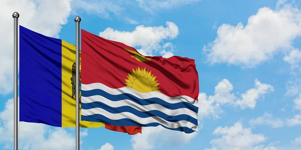 Bandera de Moldavia y Kiribati ondeando en el viento contra el cielo azul nublado blanco juntos. Concepto diplomático, relaciones internacionales . — Foto de Stock
