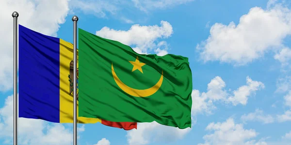 Bandera de Moldavia y Mauritania ondeando en el viento contra el cielo azul nublado blanco juntos. Concepto diplomático, relaciones internacionales . — Foto de Stock