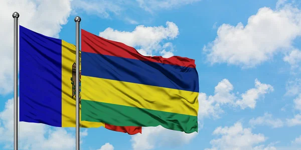 Η Μολδαβία και η σημαία του Μαυρικίου κουνώντας τον άνεμο ενάντια στον λευκό συννεφιασμένο γαλάζιο ουρανό μαζί. Φιλοσοφία της διπλωματίας, διεθνείς σχέσεις. — Φωτογραφία Αρχείου