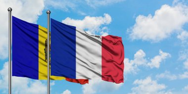 Moldova ve Reunion bayrağı birlikte beyaz bulutlu mavi gökyüzüne karşı rüzgarda sallayarak. Diplomasi kavramı, uluslararası ilişkiler.