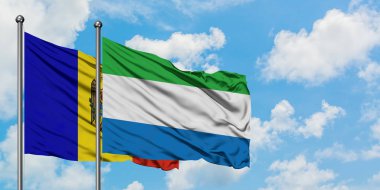 Moldova ve Sierra Leone bayrağı birlikte beyaz bulutlu mavi gökyüzüne karşı rüzgarda sallayarak. Diplomasi kavramı, uluslararası ilişkiler.