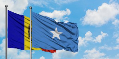 Moldova ve Somali bayrağı birlikte beyaz bulutlu mavi gökyüzüne karşı rüzgarsal sallayarak. Diplomasi kavramı, uluslararası ilişkiler.