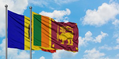 Moldova ve Sri Lanka bayrağı birlikte beyaz bulutlu mavi gökyüzüne karşı rüzgarda sallayarak. Diplomasi kavramı, uluslararası ilişkiler.