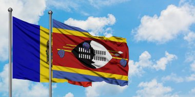 Moldova ve Svaziland bayrağı birlikte beyaz bulutlu mavi gökyüzüne karşı rüzgarda sallayarak. Diplomasi kavramı, uluslararası ilişkiler.