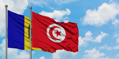 Moldova ve Tunus bayrağı birlikte beyaz bulutlu mavi gökyüzüne karşı rüzgarsal sallayarak. Diplomasi kavramı, uluslararası ilişkiler.