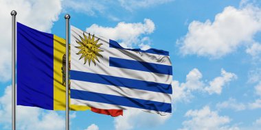 Moldova ve Uruguay bayrağı birlikte beyaz bulutlu mavi gökyüzüne karşı rüzgarsal sallayarak. Diplomasi kavramı, uluslararası ilişkiler.