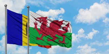 Moldova ve Galler bayrağı birlikte beyaz bulutlu mavi gökyüzüne karşı rüzgarda sallayarak. Diplomasi kavramı, uluslararası ilişkiler.